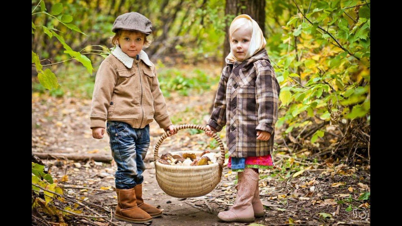 собирать ягоды. собирать ягоды. славянские художники николай фомин. фотосессия в лесу. по ягоды человек идет.