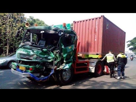  Truk  kontainer bermuatan logistik  kecelakaan di jalan raya 