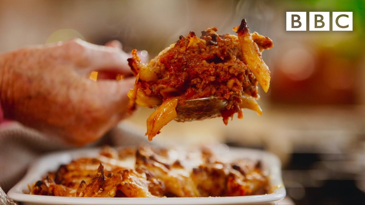 Mary Berry's wonderful bolognese pasta bake - BBC