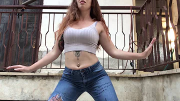 TwerkVeronica in sexy jeans