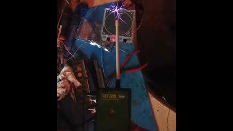 Theremin vs Tesla coil by Psychiceyeclix #teslacoil #circuitbent #soundart #theremin #tesla #noise