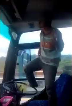 Aksi kocak supir bus 😂😂😂😂