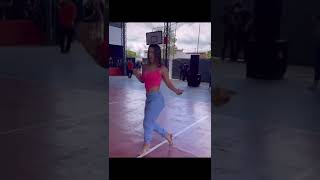 Larissa Tomasia Ex Bbb22 Dançando Socadona Em Quadra De Escola