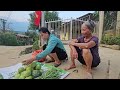 The old woman and Tuyet harvested agricultural products to sell