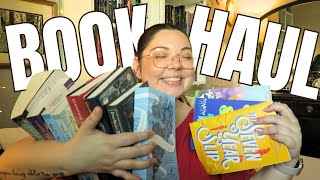 THE BOOKS I BOUGHT IN NYC | Birthday Book Haul
I had an incredible birthday!! Thank you to everyone who sent me books!
🌕THE STORY CONTINUED BOOK CLUB🌕
Do you love fanfictions, retellings, or fanfiction elements? We have a bookclub for you! Join us at the Fanfiction Readathon Discord to be a part of our monthly book club. The bookclub is co-hosted by myself and Serena at Read the Riot.
Join the Discord: https://discord.gg/ejQVWq9wVa
🌗WATCH MORE🌗
2023 Reading Journal: https://www.youtube.com/watch?v=evZAh99Savk
A Guide to TJ Klune: https://www.youtube.com/watch?v=Iqq5ktnXZqA&t=2s
TBR Jar Playlist: https://www.youtube.com/playlist?list=PLw6kuFaJfCXVo8oc7hxVfarjSvKU1WQTo
🌘LETS BE FRIENDS🌘
📸Instagram: https://www.instagram.com/thepmreader/
📖Goodreads: https://www.goodreads.com/thepmreader
📚Storygraph: https://app.thestorygraph.com/profile/thepmreader
⭐️Wish List: https://bookshop.org/wishlists/fbed5e8318c8512acbd67e0041688d04cb64767f
🌒CONTACT ME🌒
Paige M.
💌Email: thepmreader@gmail.com THE BOOKS I BOUGHT IN NYC | Birthday Book Haul
