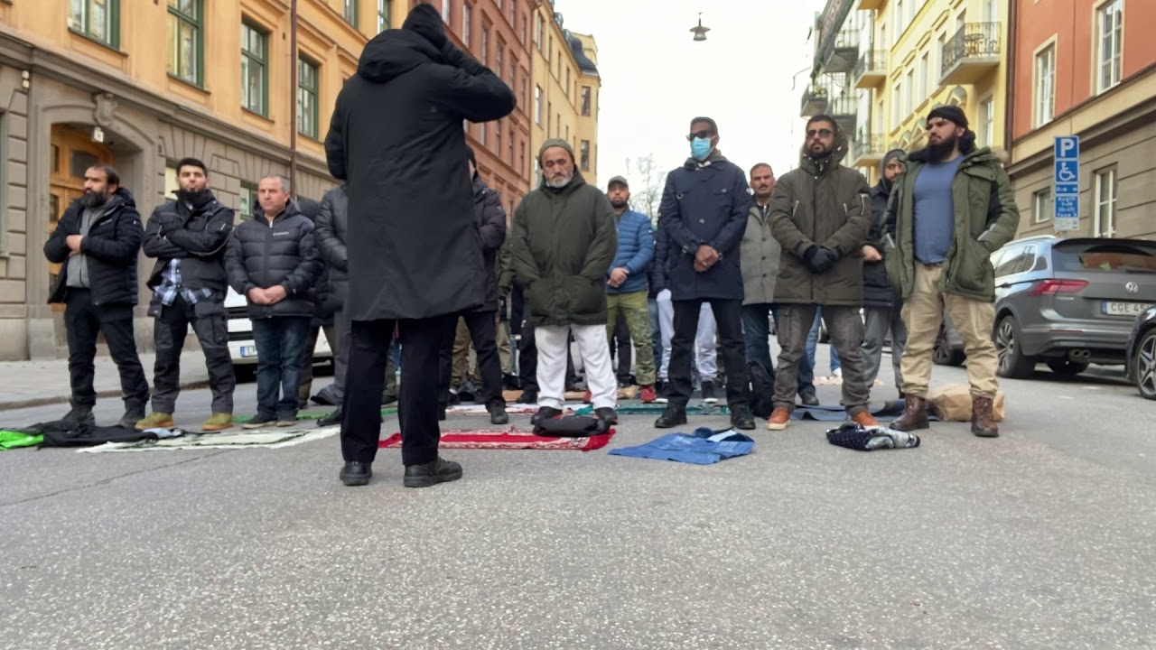 Fredagsböner framför den franska ambassaden i Stockholm