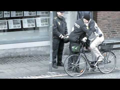Police stops bicyclist WTF?
