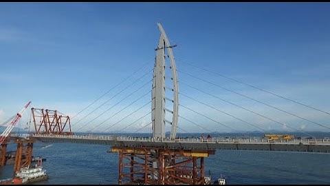 Road Structure of World’s Longest Sea Bridge in South China Completed