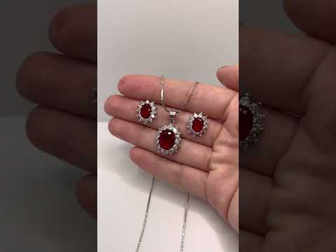Набір прикрас "Рубіновий овал" сережки та кулон у сріблястій оправі з цирконами в оксамитовій коробочці, видео 4