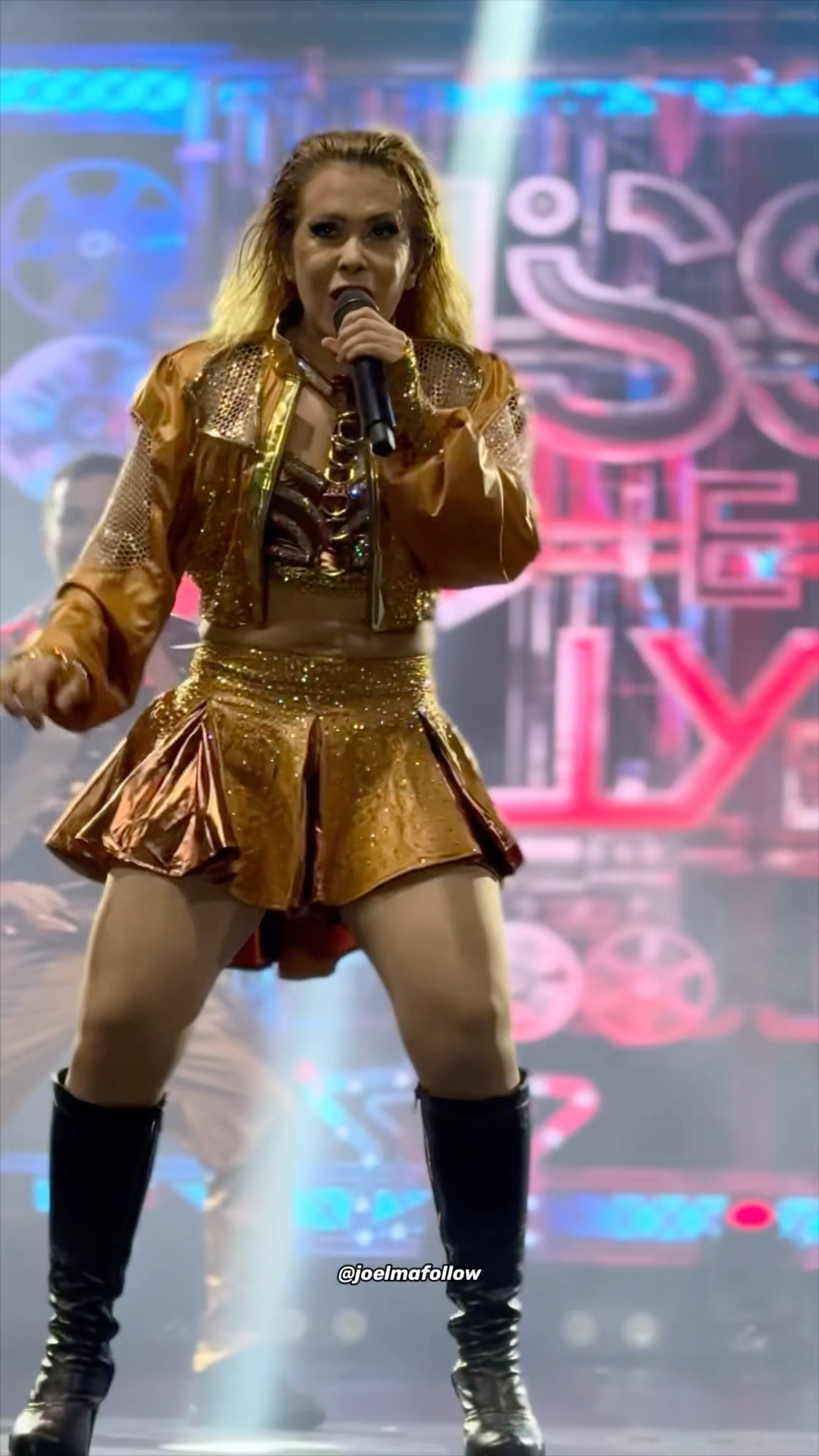 Joelma usando novo figurino
