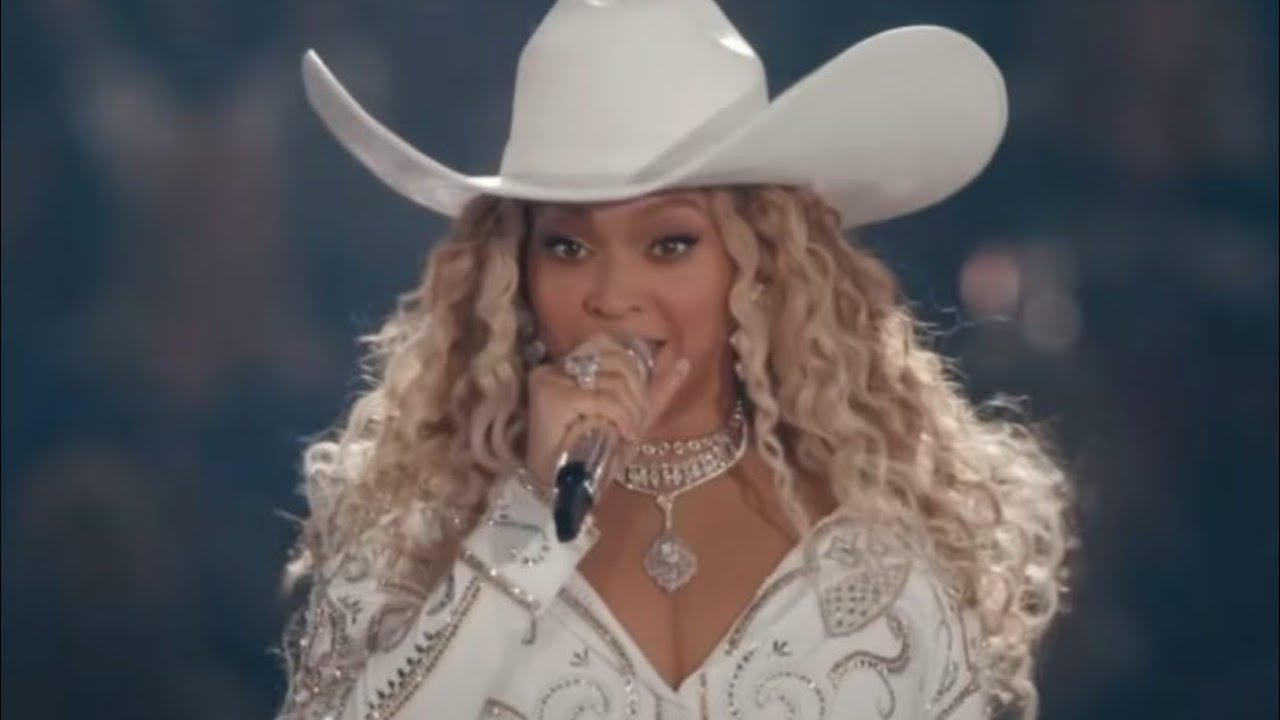 Fans Are Livid After Beyonce Wears Russia Flag Look Alike Outfit - YouTube