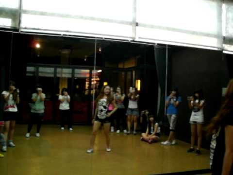 IMG_0399(2011年7月27日小萬老師教舞展大合跳New jazz第一堂分解動作).AVI