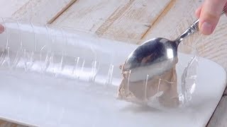 Для этого десерта режем пополам 2 пустые бутылки. Просто слюнки текут! Для этого десерта режем пополам 2 пустые бутылки. Просто слюнки текут!