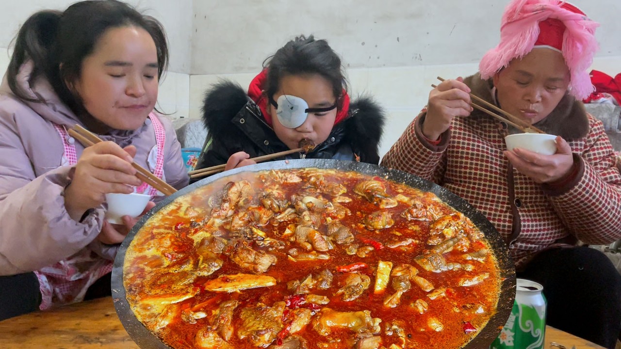 苗大姐过元旦家庭聚餐，简单一只鸡几串烤肉，一家人在一起吃就好