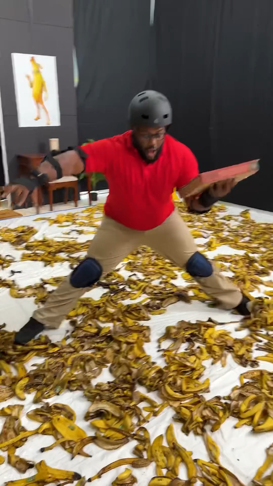 Pizza Delivery, but the Floor is Bananas ?