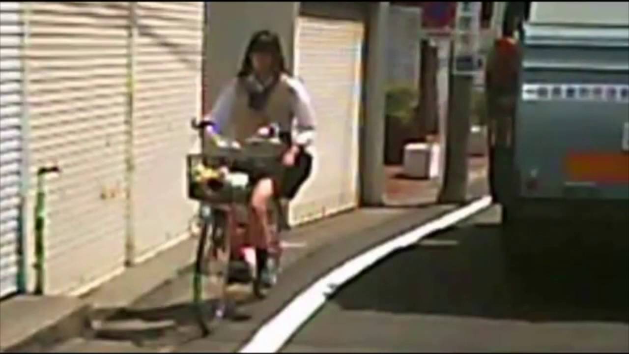 右側通行している自転車に幅寄せしていく老害 情報屋さん 右側通行している自転車に幅寄せしていく老害 情報屋さん