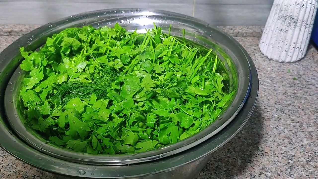 خضرة المحشي طول ما الفريزر منها مليان أنا في الأمان فرزيها من السنة للسنة