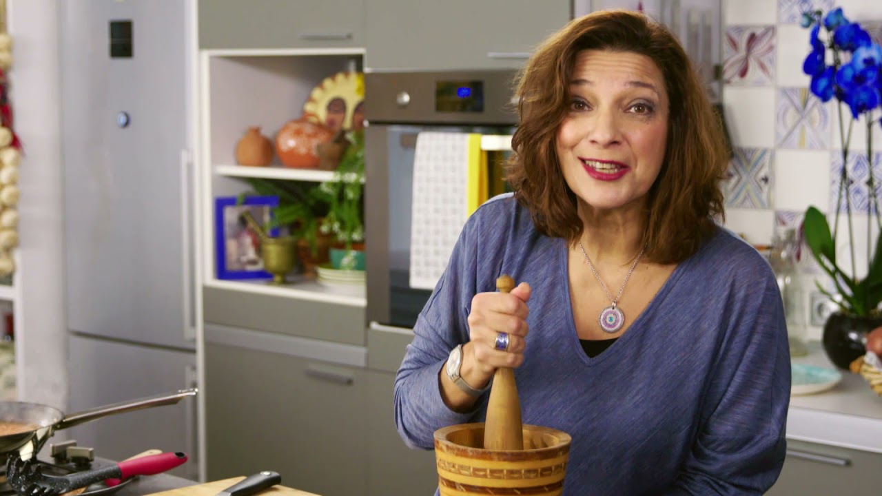 Хрустящая паста с чесноком и сухариками (Skordomakaronada) от Дианы Кочилас