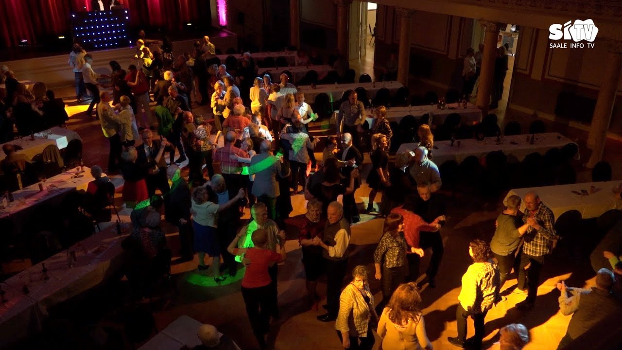 Ausverkauftes Schützenhaus in Pößneck beim ersten Tanzabend.