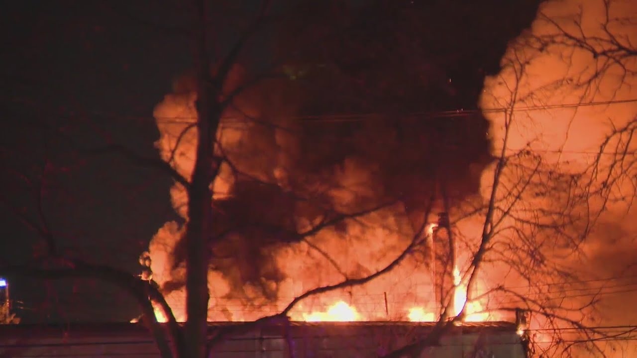 Crews extinguish large fire on Southwest Side - YouTube