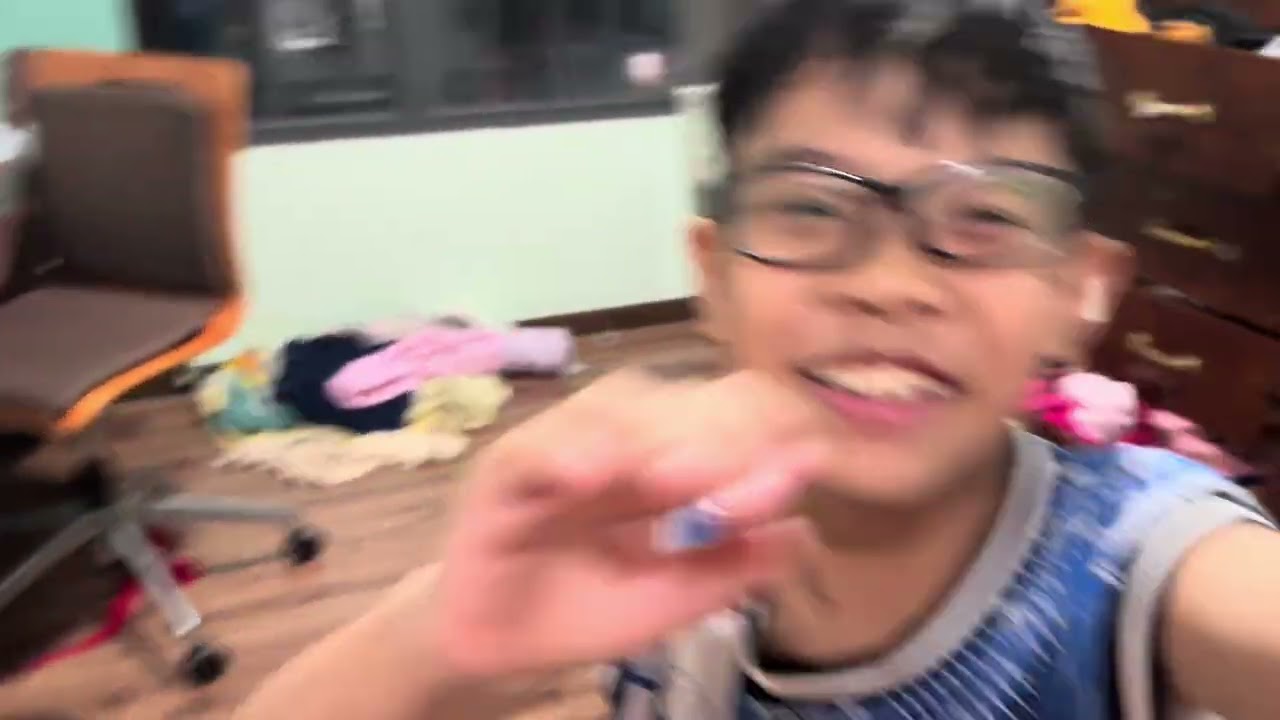 em bé giúp mẹ lau nhà 