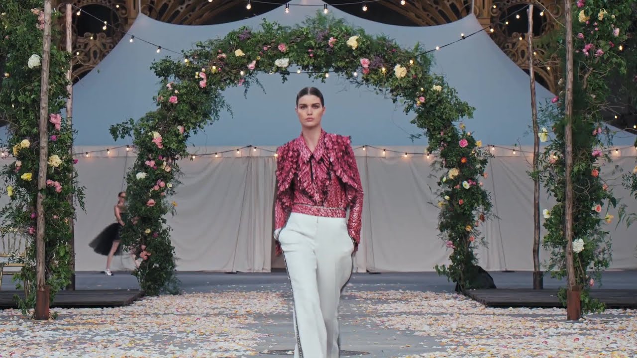 Chanel Haute Couture 2021 (SS21) Paris Fashion Week 🥻