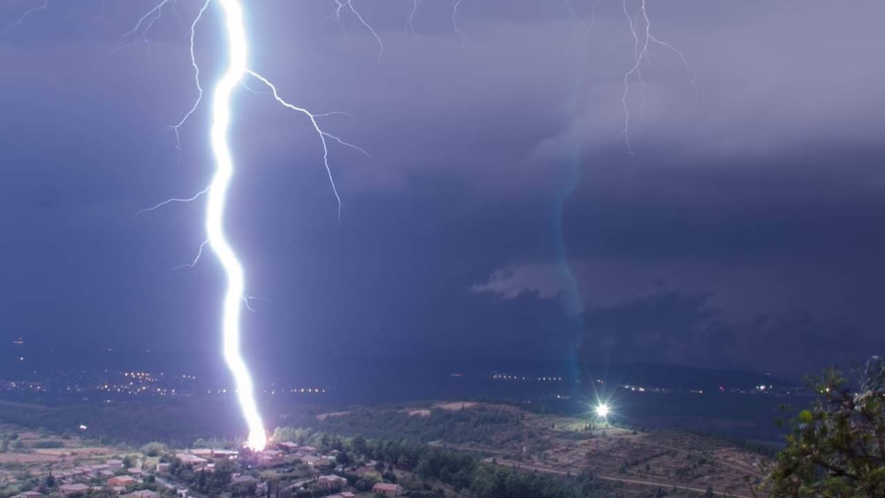 Énorme Orage et Foudre proche! 