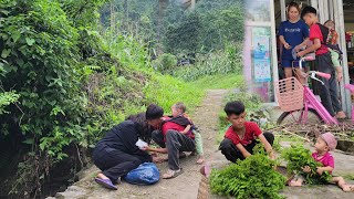 The boy picked wild vegetables to sell and met a woman on the road