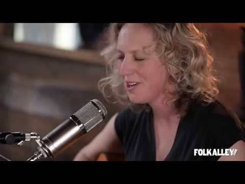 在 YouTube 上观看 Folk Alley Sessions: Ana Egge - "Girls, Girls, Girls"
