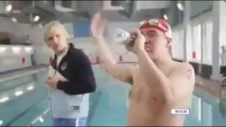 NGAKAK ... minum vodka sebelum lomba berenang