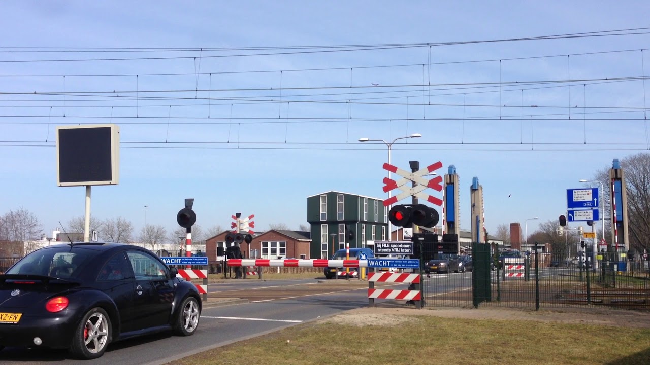 Spoorwegovergang Almelo // Dutch railroad crossing