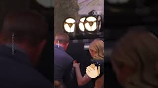 Robert Downey Jr. demostrando cómo ser un caballero | íconos #shorts