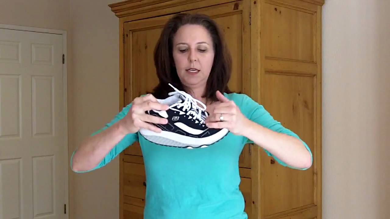 Forfølgelse legetøj Psykiatri Skechers Shape Ups vs MBT Shoes Review - YouTube