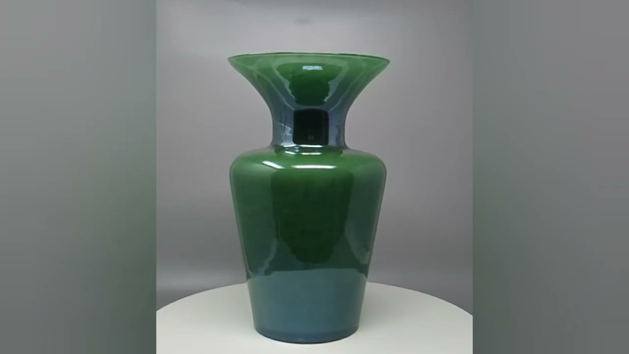 1970s Luxury handcrafted vase in Murano glass by Maestro del Vetro. Made in Italy.