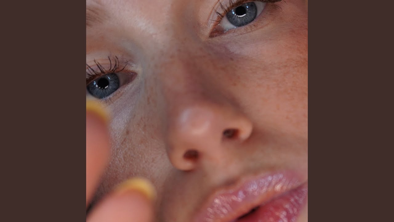 ASMR Close Up whispers & mouth sounds (german)