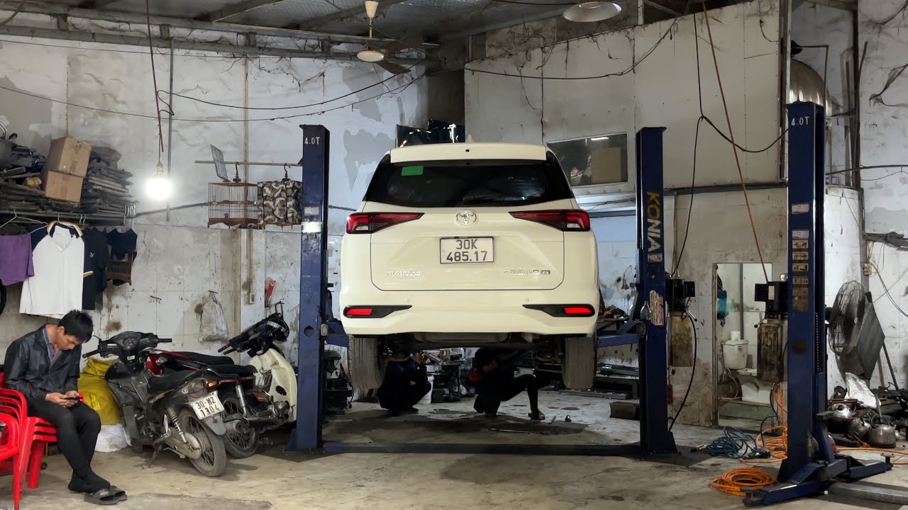 Giao dịch xong, thay dầu bảo dưỡng và giao chiếc xe Toyota Avanza Premio G 2023 về cho chủ mới