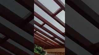 pergolado coberto com policarbonato