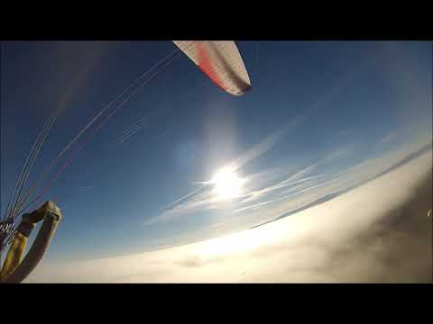 პარაპლანით  ფრენა  მოღრუბლული თბილისის თავზე    (cloud base)