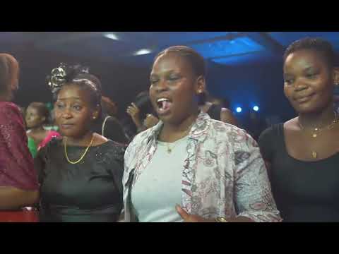 Bella Kombo ft  Evelyn Wanjiru & Neema Gospel Choir   Mungu Ni Mmoja Official Video