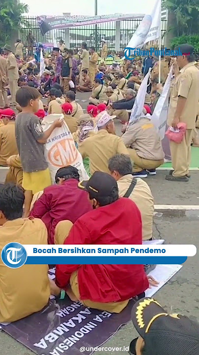 Aksi Bocah Bersihkan Sampah di Lokasi Demo Perangkat Desa