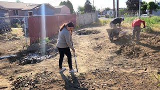 Familia @Vagantedemichoacan esta trabajando Unida Emparejando su patio beamos como queda