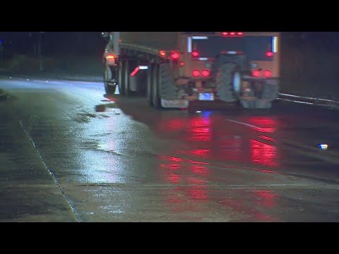 Raw video: Water from burst pipe turns to ice across Space Center Boulevard
