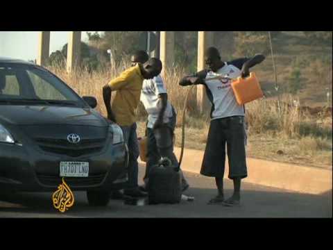 النيجيريون يصطفون في طوابير للحصول على الوقود النادر - 22 ديسمبر 2009