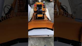 This 1/14 D11T 3-Plow heavy-duty hydraulic bulldozer is full of pleasant surprises