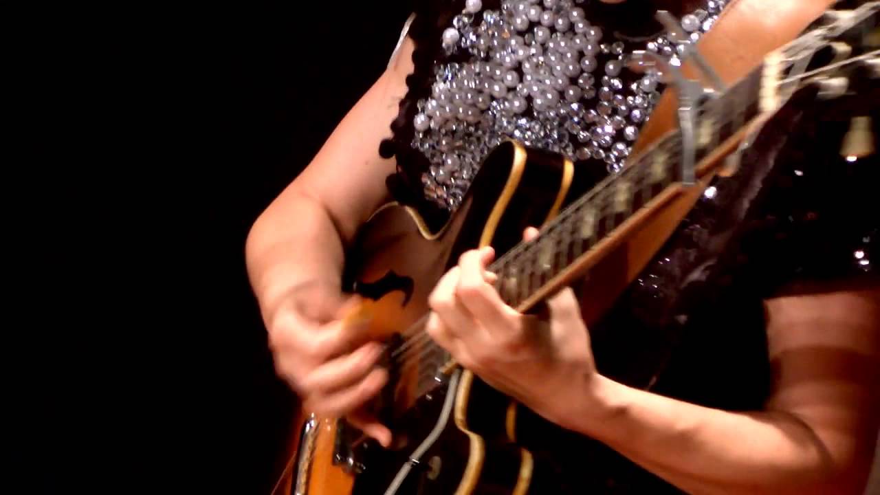 My Brightest Diamond performs 'The Ice and the Storm' at WBEZ