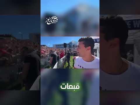 المؤيد لإسرائيل وترامب تشارلي كيرك يوز ع قبعات على معجبيه قبل لحظات من إطلاق النار عليه وقتله