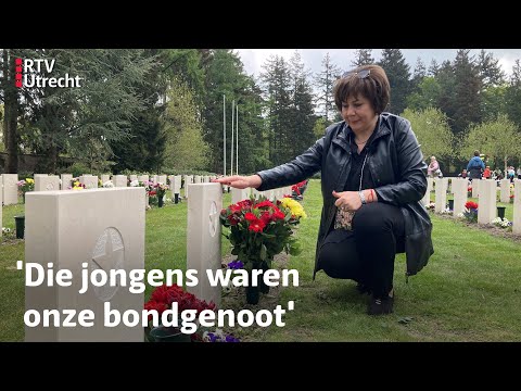 Vrijwilligers leggen bloemen op het Sovjet Ereveld in Leusden | RTV Utrecht