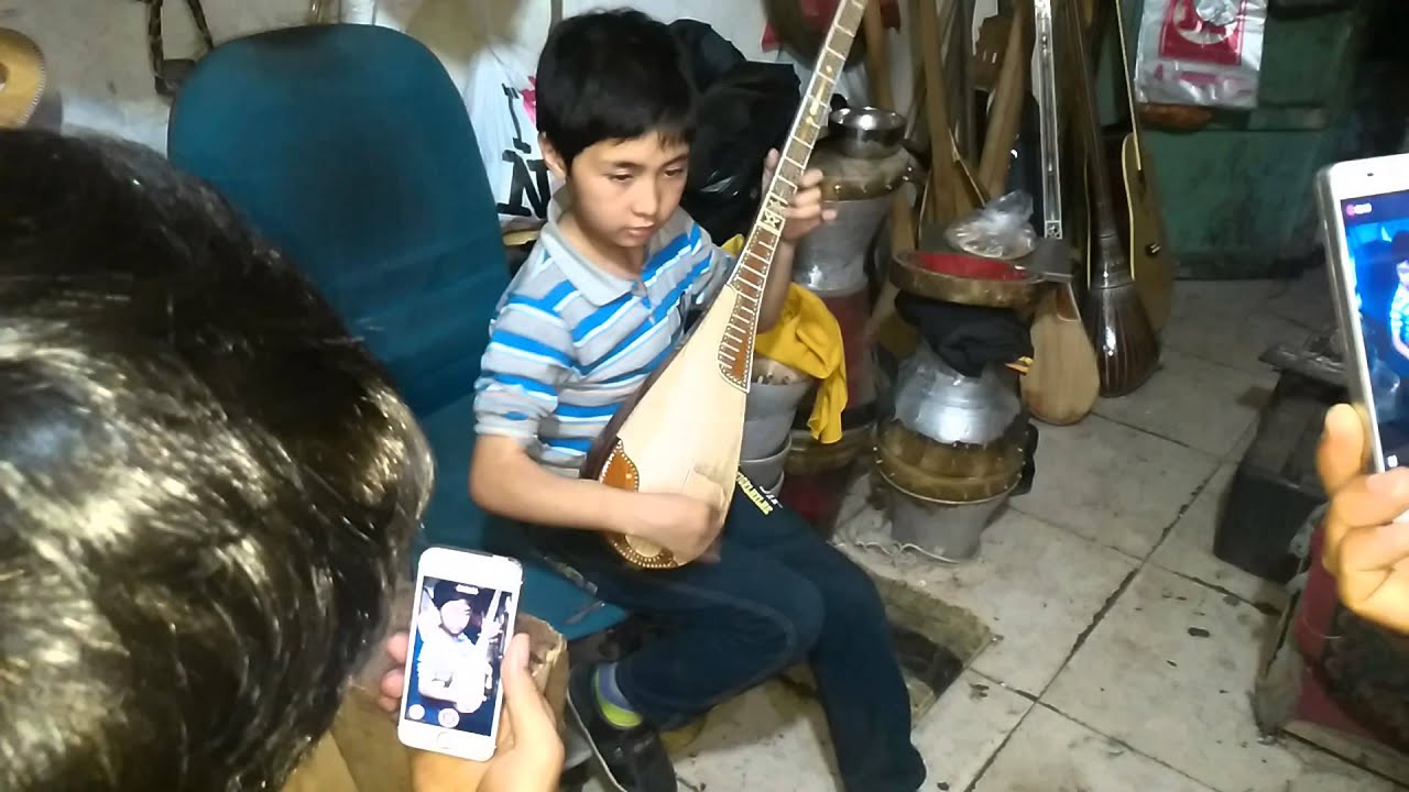 Мальчики виртуозы. Тамбур инструмент. Таджикский тамбур играет дети.