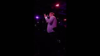 Raúl Esparza sings Como Arrullo de Palmas  by Benny Moré  with intro
