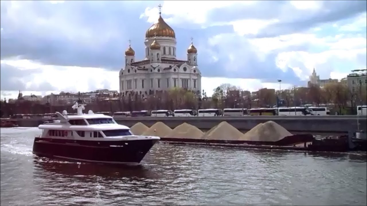 Моторная яхта Паллада и другие суда у Храма Христа Спасителя в Москве ...